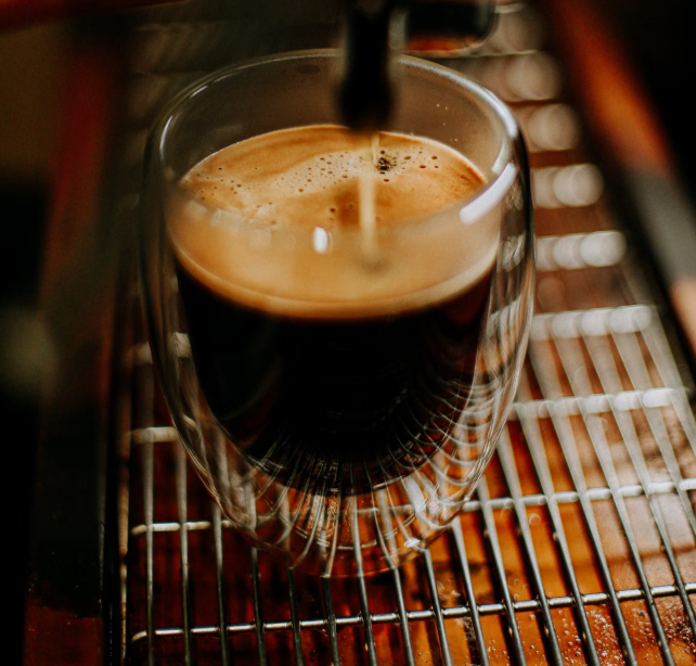 Taza de espresso sobre una mesa de madera